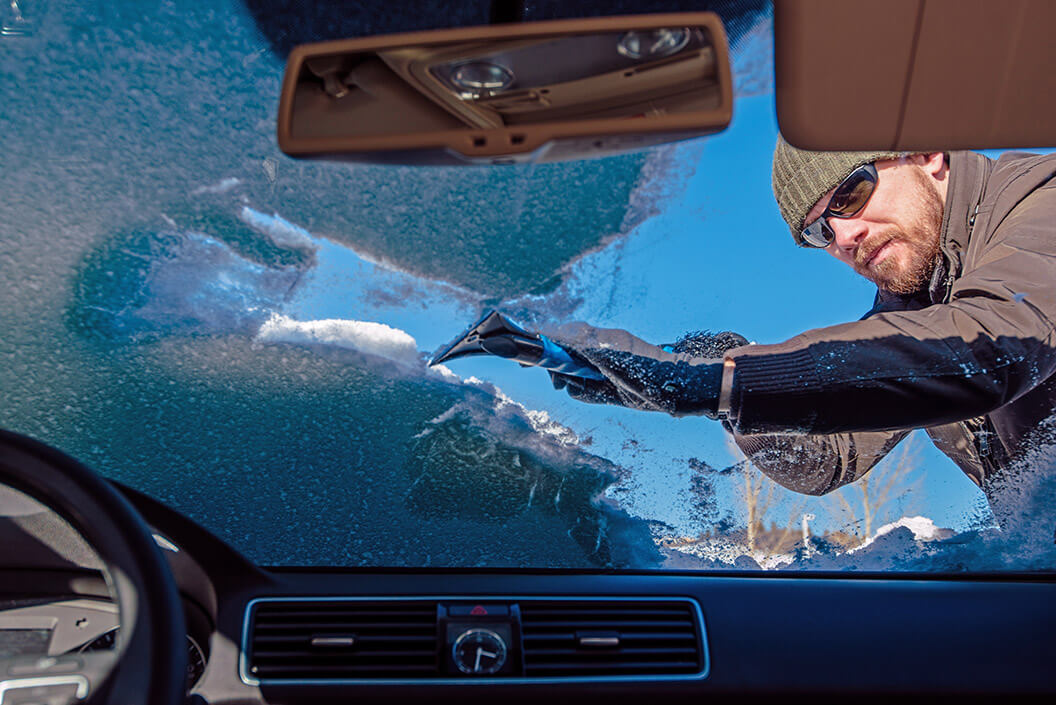 Autoscheibe putzen im Winter: Entfernen von Eis auf den