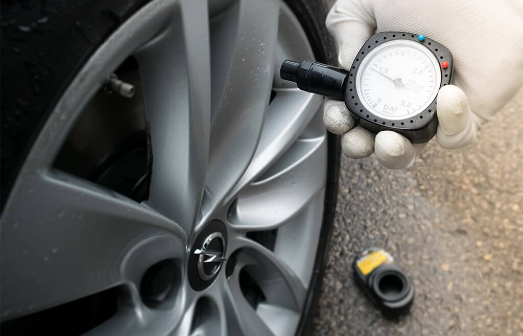 Jak sprawdzić i uzupełnić ciśnienie w oponach samochodowych?