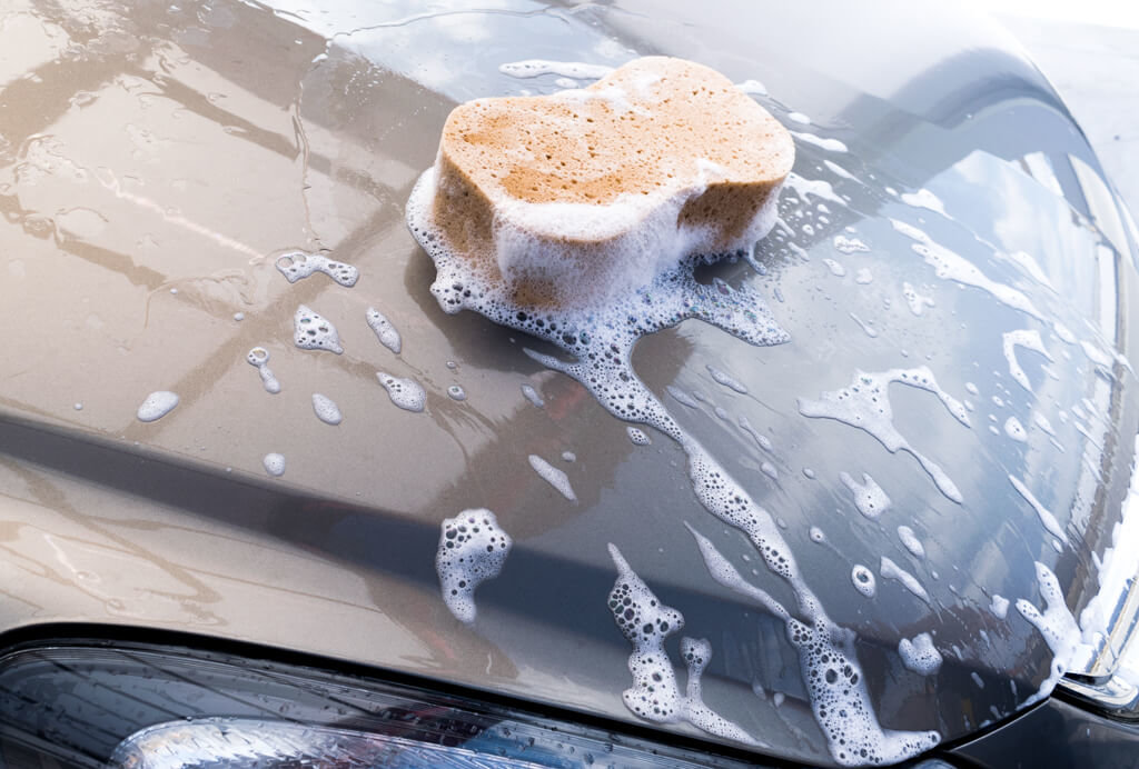 Wie kann ich mein Auto waschen? - Mit einer Bürste oder einem Schwamm?