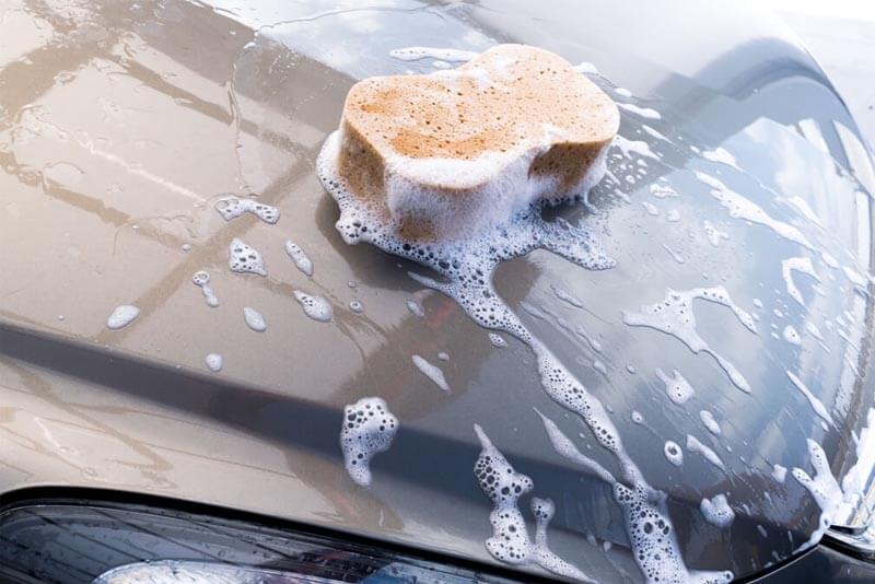 Mycie gąbką samochodu
