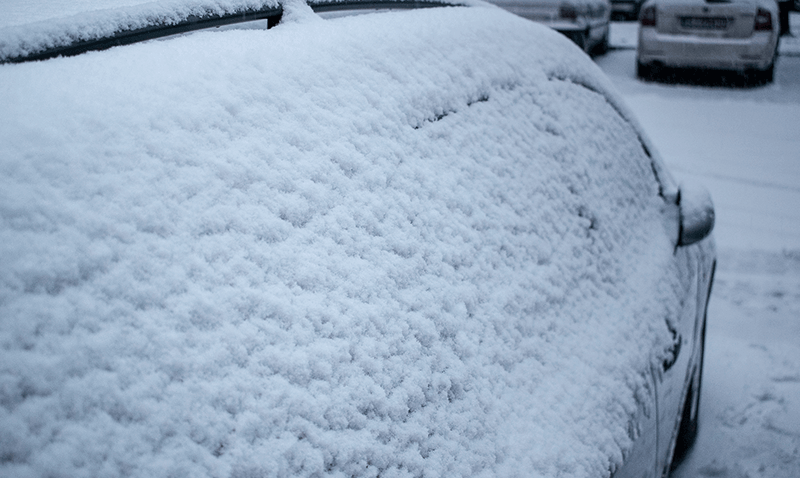 Enlever La Neige De La Voiture. Nettoyer La Vitre De La Voiture En Hiver De  La Neige, Nettoyer La Brosse D'hiver Et Le Grattoir Après Le Blizzard De  Neige.