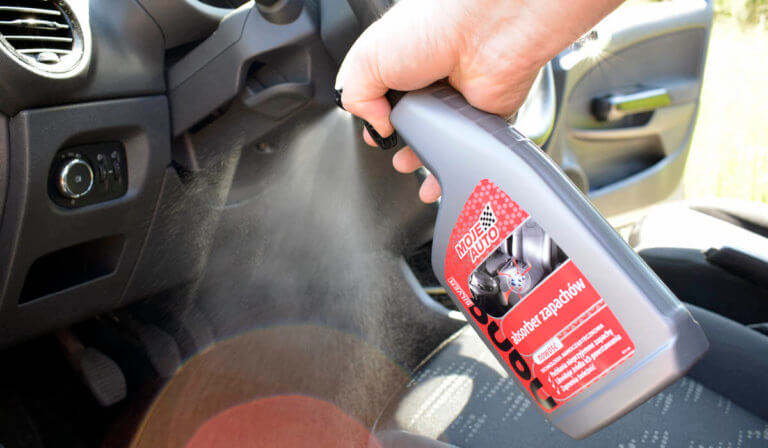 W jaki sposób zlikwidować nieprzyjemny zapach w samochodzie?