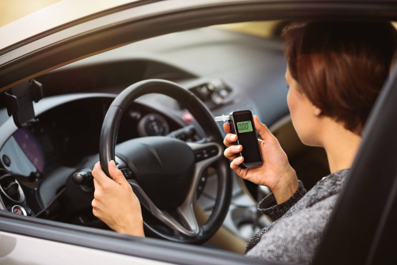 Alcoholímetros en el coche para evitar multas y accidentes, ¿es