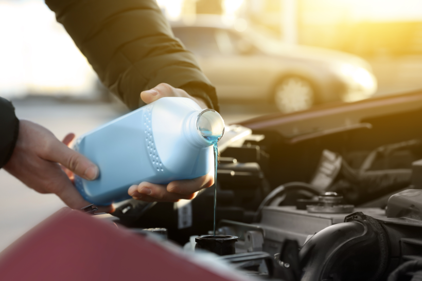 Puedes utilizar agua como sustituto del refrigerante en el coche?