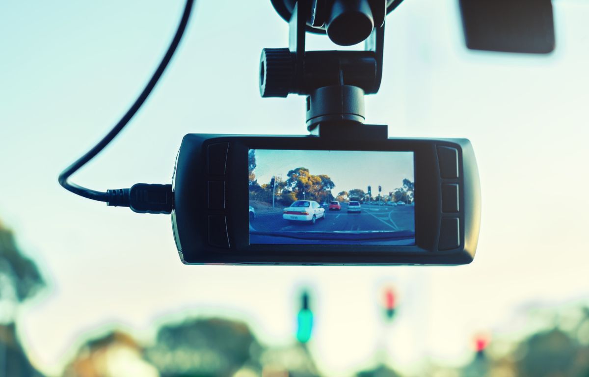 Kamera samochodowa na szybie pojazdu, która rejestruje ruch przed samochodem