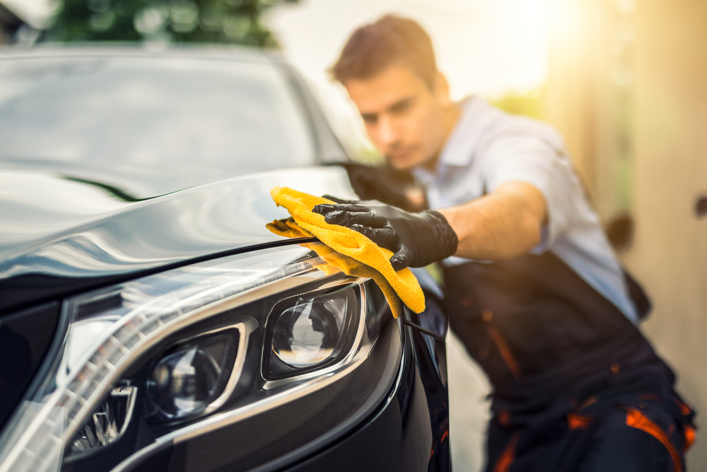 Auto Detailing w wykonaniu przystojnego mężczyzny