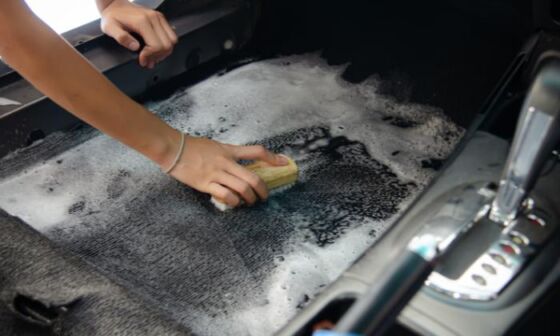 Pranie tapicerki samochodowej przez kobietę