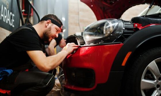 Mężczyzna wykonujący profesjonalny auto detailing