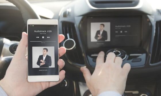 Puszczanie muzyki z telefonu w samochodzie