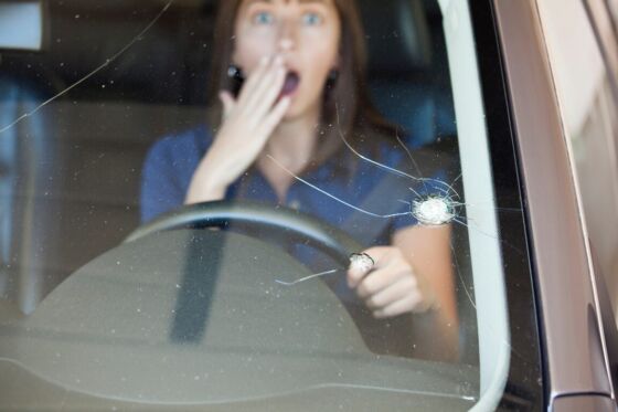 rozbita szyba w samochodzie