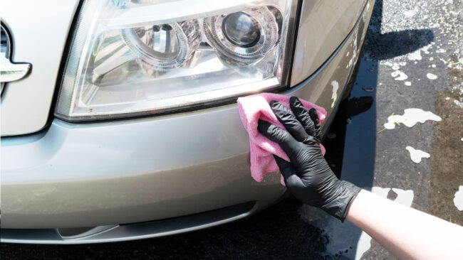 Comment réparer un pare-chocs de voiture avec de la résine et de