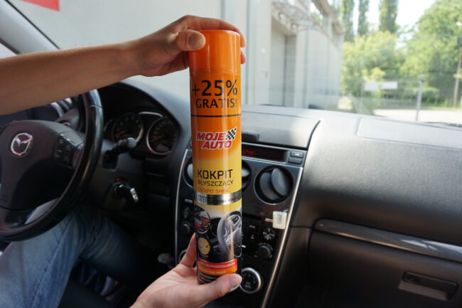 Servicio de lavado y limpieza de coches utilice un paño para limpiar el  interior del coche con spray limpiador de interiores.
