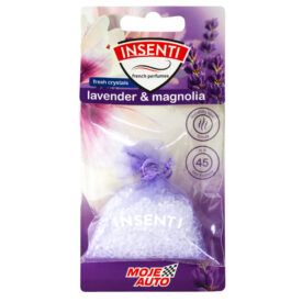 Opakowanie zapachu samochodowego Insenti Fresh Crystals „Lavender & Magnolia”. Produkt w fioletowo-różowej kolorystyce z grafiką lawendy i kwiatów magnolii. W przezroczystym woreczku znajdują się białe kryształki zapachowe przewiązane fioletową wstążką. Na opakowaniu widoczne informacje o neutralizacji zapachów i świeżości do 45 dni.